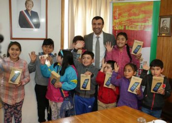 Entregan tablets a menores que ganaron concurso de cuentos comunal
