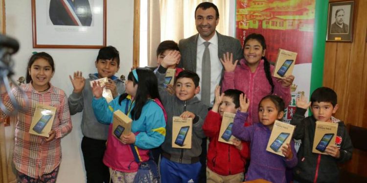 Entregan tablets a menores que ganaron concurso de cuentos comunal