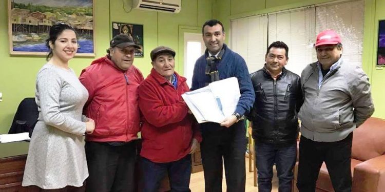 Alcalde Juan Eduardo Vera anuncia construcción de taller polifuncional para pesqueros y algueros de Pedro Montt