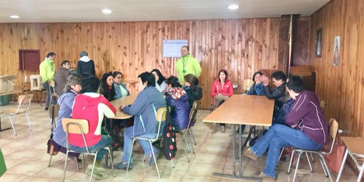 Castreñas se capacitan en técnicas de telar para decoración de interiores