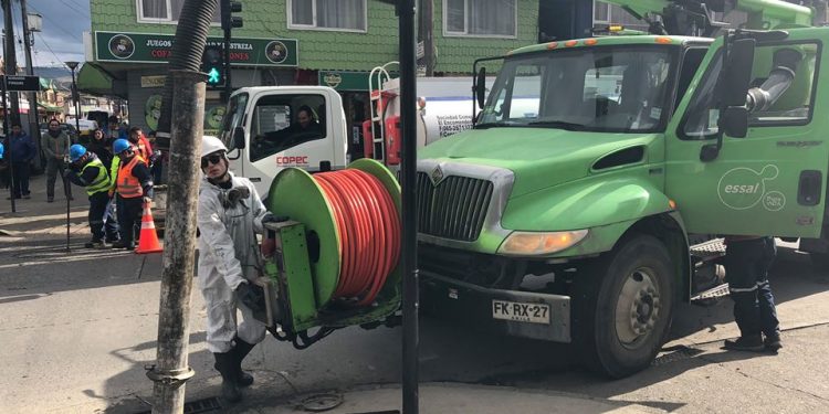 Alcalde de Castro firma convenio con Essal para limpieza de sumideros