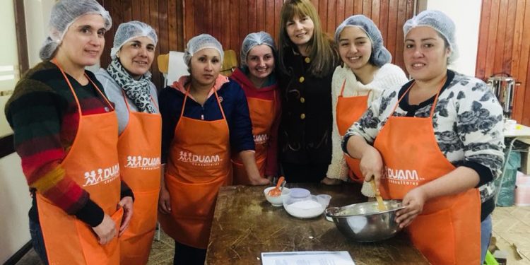 Castreños se capacitan en pasteleria