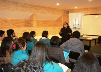 Funcionarios municipales se capacitan en mejorar la atención de público.