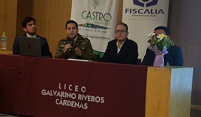 Dirección de Seguridad Pública realiza talleres de prevención de delitos en establecimientos educacionales de Castro