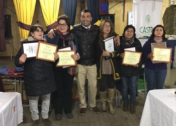 Vecinas del sector de Llau llao recibieron certificación por aprobación de cursos de corte y confección
