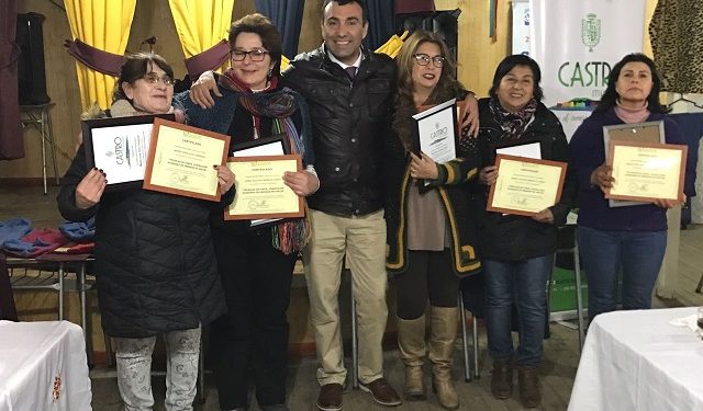 Vecinas del sector de Llau llao recibieron certificación por aprobación de cursos de corte y confección
