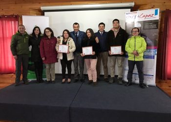 Alcalde de Castro, Juan Eduardo Vera, entrega certificados de aprobación por capacitaciones a 31 vecinos de la comuna