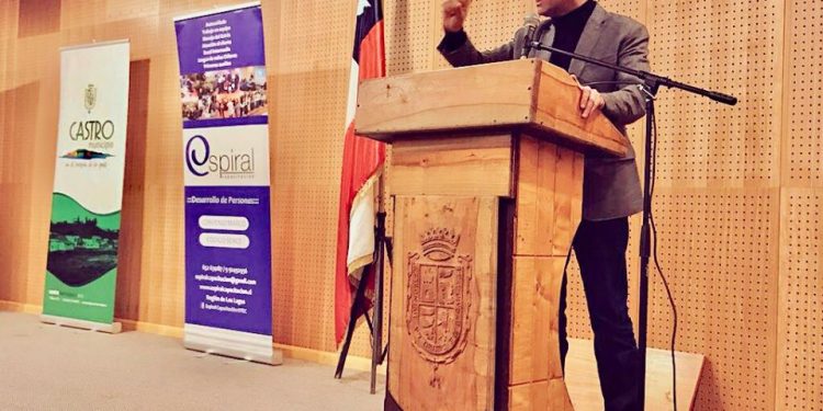 Castro Municipio entrega certificación a más de 140 personas de la comuna