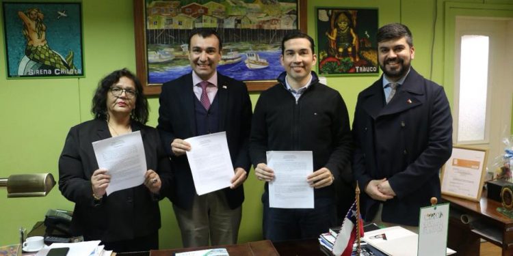 Municipio de Castro firma convenio de asesoría inmobiliaria para viviendas sociales de la comuna
