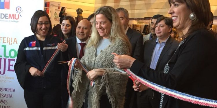 Importante feria de emprendimiento de la mujer chilota se realiza en Sernatur Santiago