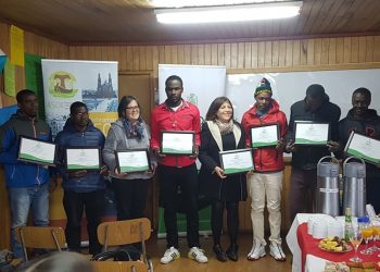 Grupo de haitianos residentes en la comuna de Castro, recibieron certificación de taller de alfabetización