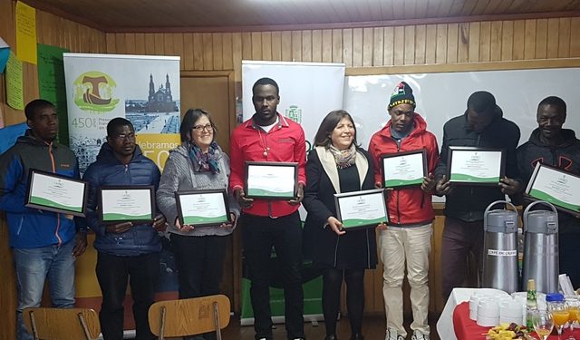 Grupo de haitianos residentes en la comuna de Castro, recibieron certificación de taller de alfabetización