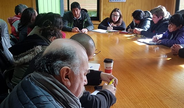 Castro Municipio se reúne con dirigentes de todos los sindicatos de Feria Yumbel para buscar soluciones a los problemas eléctricos que aquejan a los locatarios.