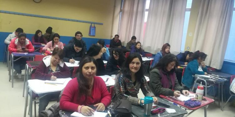 Vecinos de Castro se preparan para rendir primer examen de nivelación de estudios