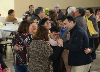 Con éxito y grandes anuncios para los adultos mayores de Castro se desarrolló la celebración “Bienvenida Primavera”