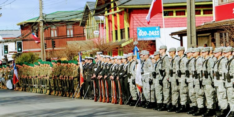 Castro vivió impecable desfile militar en honor a las Glorias del Ejército