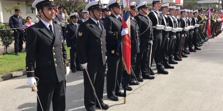 Castro homenajeó a Chile en su nuevo aniversario con desfile cívico militar