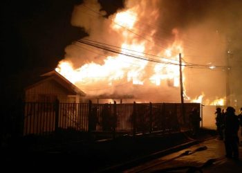 Tragedia en Llau Llao. Tres muertos y 11 damnificados en voraz incendio esta madrugada