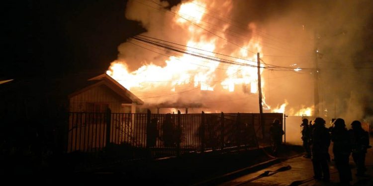 Tragedia en Llau Llao. Tres muertos y 11 damnificados en voraz incendio esta madrugada
