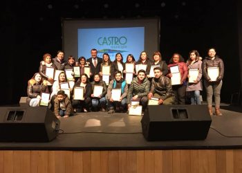 Municipio castreño entrega certificación a más de 100 personas de la comuna