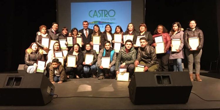 Municipio castreño entrega certificación a más de 100 personas de la comuna