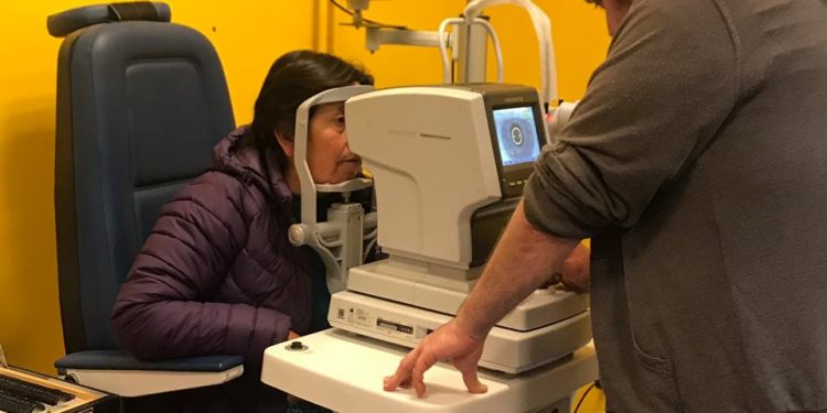 Vecinas de isla Quehui participan de exitoso operativo oftalmológico