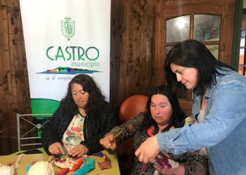 Castreñas se capacitan en técnicas de artesanía con material reciclado