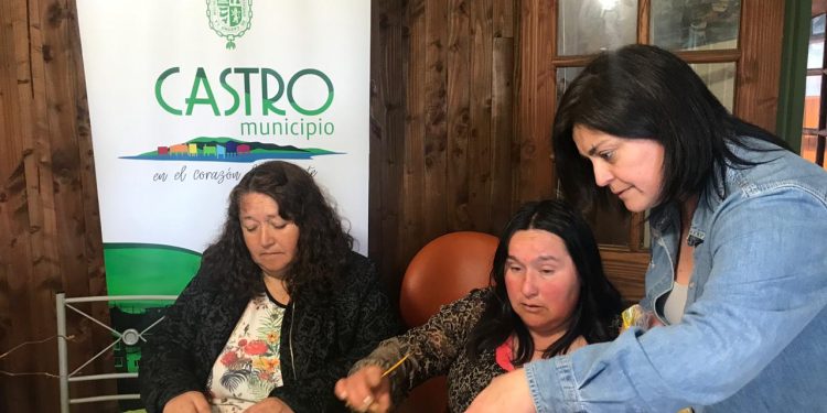 Castreñas se capacitan en técnicas de artesanía con material reciclado