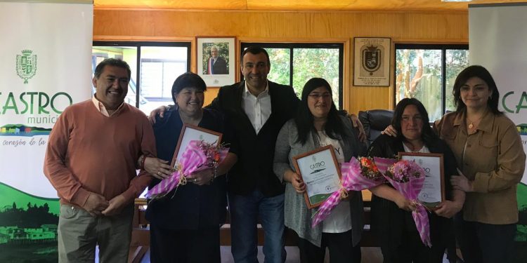 Castreñas se certifican en alfabetización digital y artesanía