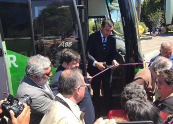 Castro Municipio: Bus Municipal para el adulto mayor fue inaugurado en emotiva ceremonia en la plaza de armas de Castro