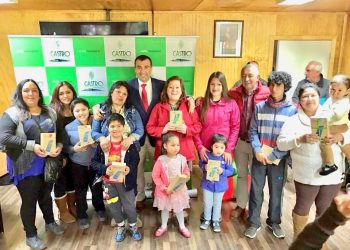 Alcalde de Castro comparte desayuno con niños ganadores de concursos de Navidad