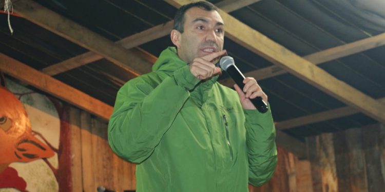 Alcalde de Castro, Juan Eduardo Vera, llama al diálogo para resolver conflicto de trabajadores con Salmofood.