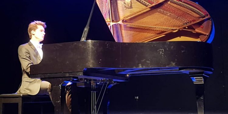 Lleno total en el concierto de Vladimir Petrov en Castro