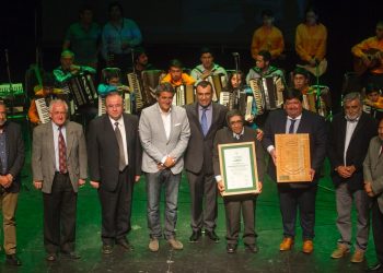 Sergio Colivoro recibió el premio Chiloé de Extensión Cultural