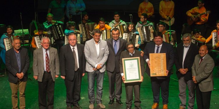 Sergio Colivoro recibió el premio Chiloé de Extensión Cultural
