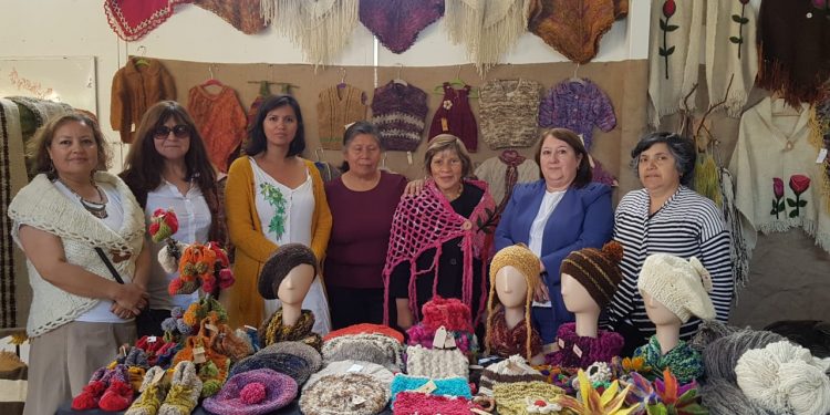 Castro Municipio promueve la artesanía tradicional en la comuna