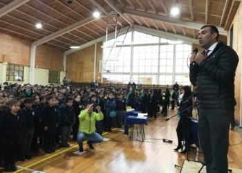 Alcalde Vera saludó a los más de 7 mil escolares que ingresaron a clases.