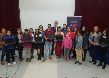 Jóvenes de Castro con discapacidad visual reciben computadores especiales para sus necesidades