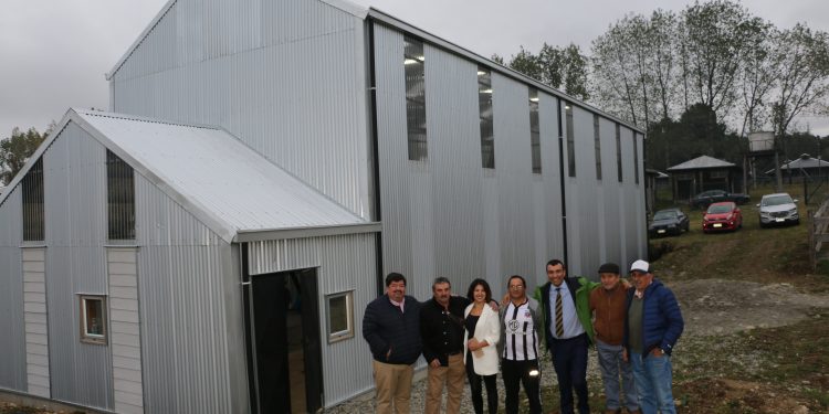 Alcalde Vera entregó llaves de cancha techada de Rayuela a club deportivo de Castro