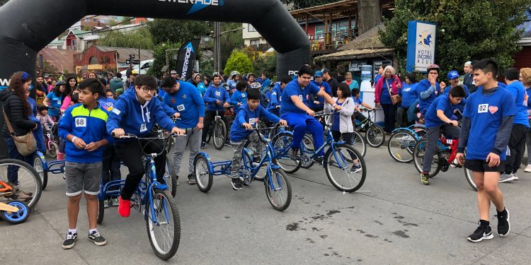 Con cicletada familiar visibilizan el Autismo en Castro