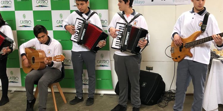 Castro festejó el Día Mundial del Acordeón
