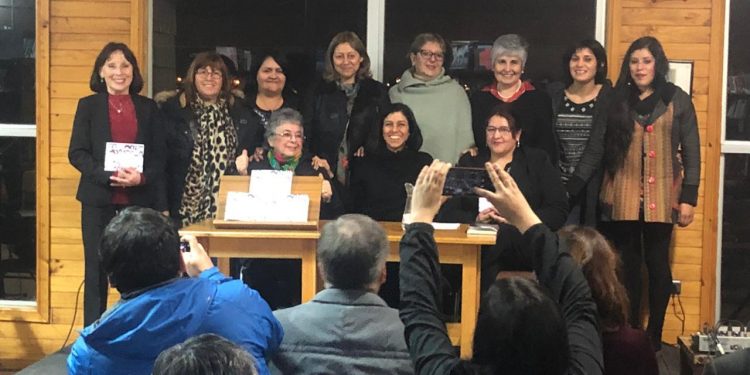 Con un libro de poesías el municipio de Castro destaca el rol de la mujer chilota