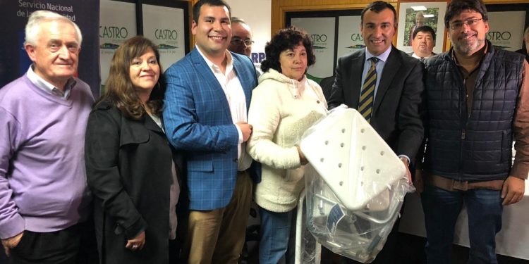 Alcaldes Vera y Jadue entregan ayudas técnicas a vecinos de la comuna de Castro