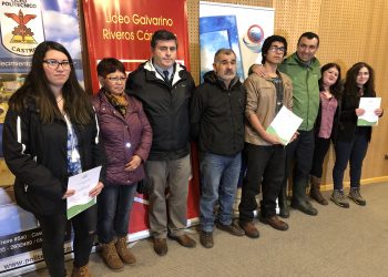 Alcalde Vera entrega becas para preuniversitario a estudiantes de liceos castreños