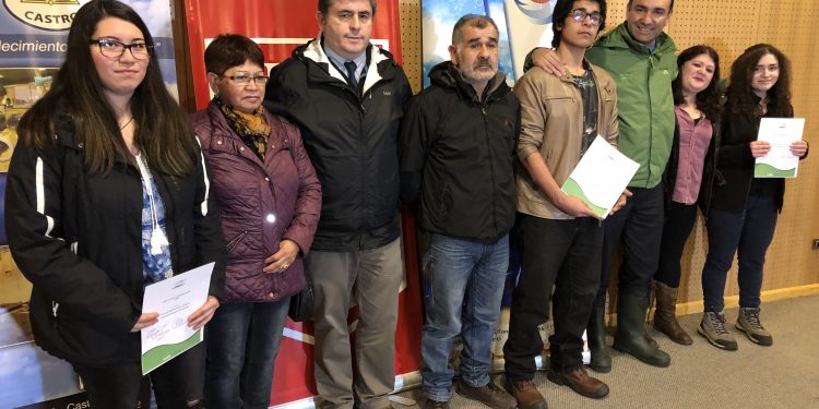 Alcalde Vera entrega becas para preuniversitario a estudiantes de liceos castreños