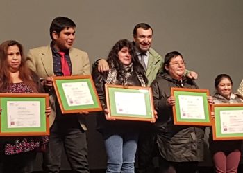 Alcalde de Castro entrega certificados de aprobación a 100 vecinos y vecinas de Castro por cursos de capacitación.