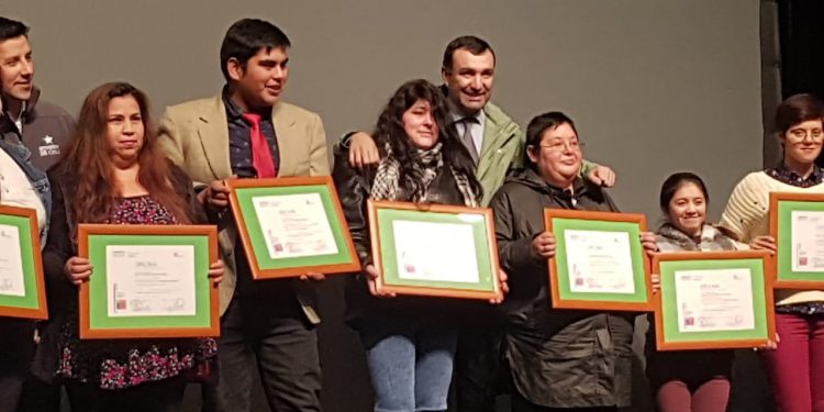 Alcalde de Castro entrega certificados de aprobación a 100 vecinos y vecinas de Castro por cursos de capacitación.