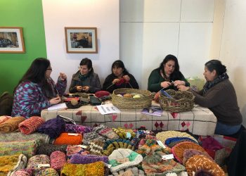 Artesanas de Castro enseñan sus técnicas a la comunidad