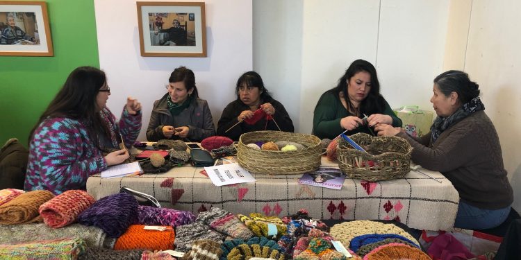 Artesanas de Castro enseñan sus técnicas a la comunidad