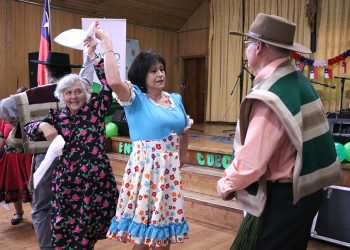 Adultos mayores de Castro se preparan para las fiestas patrias